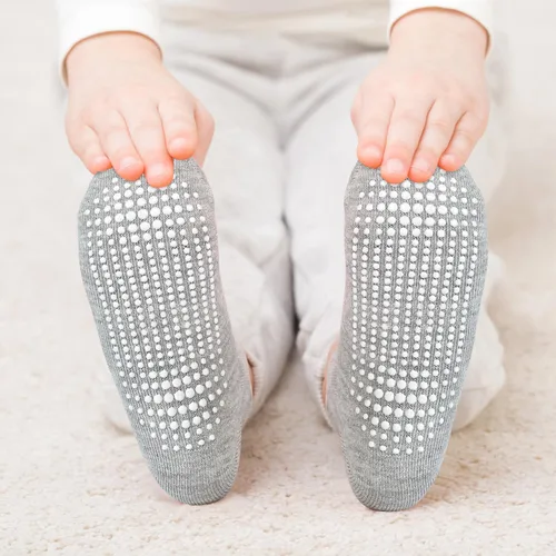 Miniatura 3 de ELUTONG - Calcetines antideslizantes para niños pequeños, paquete de 12 pares, calcetines de tobillo con agarre para bebés, niños y niñas de 0 a 7