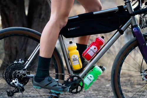 Miniatura 4 de SPURCYCLE Botella de agua Catch Up – 22 onzas, Purist, tapa MoFlo, resistente a las manchas, botella flexible para bicicleta