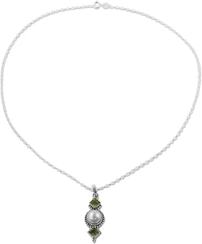 Miniatura 3 de NOVICA Collar con colgante de peridoto de perlas de agua dulce cultivadas de plata de ley 925 hecha a mano de la India, piedra natal verde y blanca
