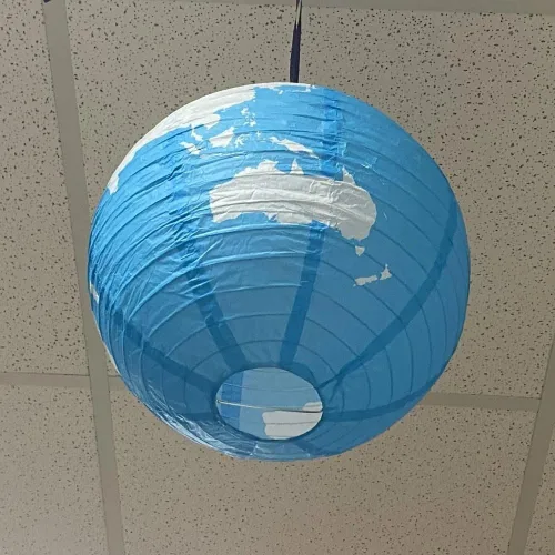 Miniatura 5 de Fun Express Juego de 3 linternas de papel colgantes de globo terráqueo de 12 pulgadas, decoraciones de fiesta, globos y decoración divertida VBS 2026