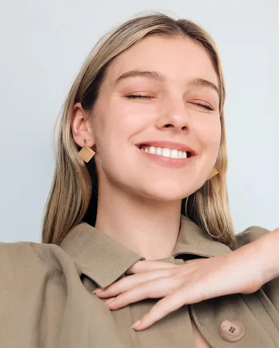 Miniatura 3 de Delicados aretes colgantes dorados para mujer