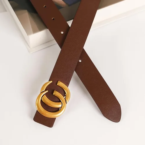 Miniatura 230 de Cinturón de cuero clásico con hebilla de metal para mujer con vestido de jeans
