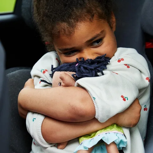Miniatura 4 de HABA Cari - Muñeca de bebé negra de 12 pulgadas con coletas negras, cara bordada, vestido verde extraíble, lavable a máquina, muñeca de bebé suave