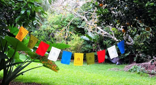 Miniatura 2 de Hands Of Tibet Banderas de oración hechas a mano con traducción al inglés (9 x 12)
