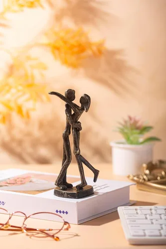 Miniatura 6 de Regalo de escultura de hierro para 6º aniversario, estatua romántica de pareja para ella, decoración de metal negro hecha a mano, boda, San