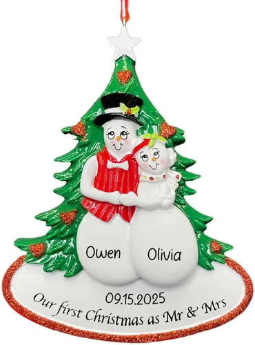 Miniatura 11 de Adorno personalizado de nuestro primer matrimonio de Navidad 2026 Pareja recién casada en auto de boda vintage para árbol de Navidad Regalo