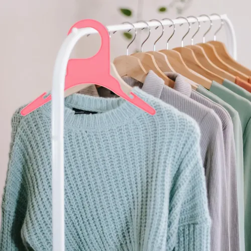Miniatura 8 de POPETPOP 50 perchas de ropa para perros, lindo abrigo rosa para secar perros, perchas de plástico para ropa para mascotas, estantes de secado