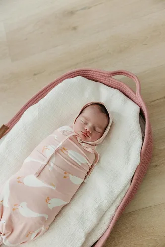Miniatura 13 de Copper Pearl Gorros de bebé: ultra suave, cómodo de llevar, sombrero de sol para protección contra los rayos UV, diseño moderno a juego, 6-12 meses