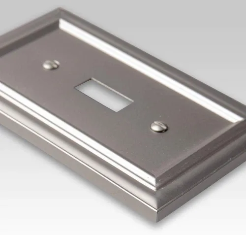 Miniatura 2 de Amerelle Continental AmerTac 94BVB – 1 tapa de tomacorriente en blanco, de metal fundido, con aspecto de bronce envejecido