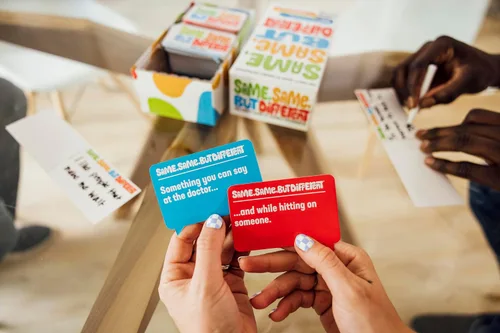 Miniatura 6 de Lo mismo pero diferente por relacionable, juegos para adultos para reuniones sociales de la noche de juegos, incluye 350 tarjetas, 8 marcadores
