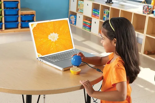 Miniatura 7 de Learning Resources Zoomy 2.0 Microscopio digital portátil, computadora, proyector o accesorios para pizarra blanca interactiva, azul, a partir de 4