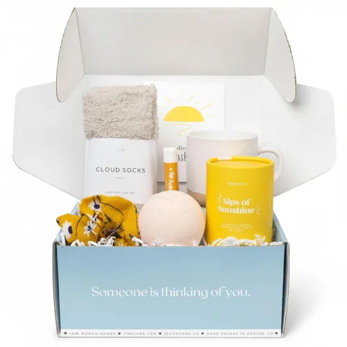 Unboxme Sunshine Spa - Cesta de regalo para mujer, paquete de cuidado con té, taza, bomba de baño, calcetines, regalos de cuidado personal para