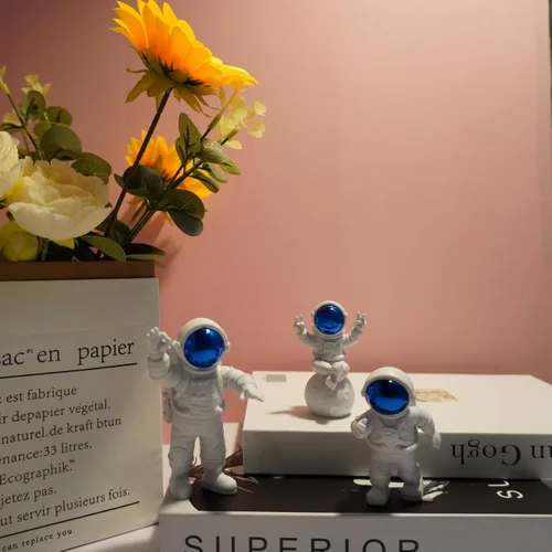 Miniatura 7 de Juego de 4 estatuas de astronauta azul y blanco, figuras de escultura de astronauta espacial, decoración temática del espacio exterior para cuarto