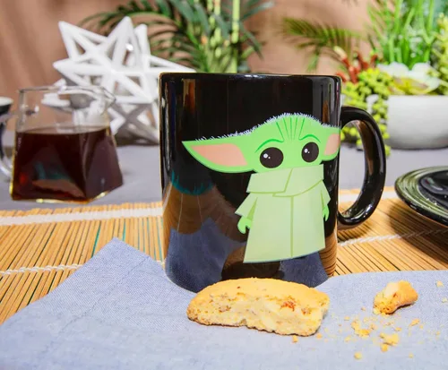 Miniatura 7 de Silver Buffalo Star Wars The Mandalorian The Child Stands, taza de café de cerámica, 20 onzas The Child Stands-Negro