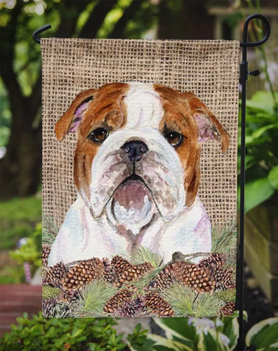 Miniatura 3 de Caroline's Treasures SS4075GF - Bandera decorativa para patio exterior, diseño de bulldog inglés sobre arpillera sintética con conos de pino