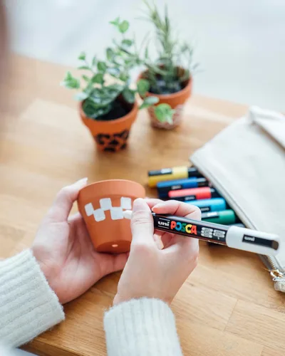 Miniatura 11 de uni Posca Rotulador de pintura - punta media - juego de 15 (PC-5M15C), surtido