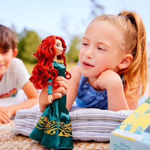 Miniatura 4 de Disney Store Muñeca Clásica de Princesa para Niña (Mérida), 11 Pulgadas, Incluye Cepillo con Detalles Moldeados, Juguete Totalmente Posable