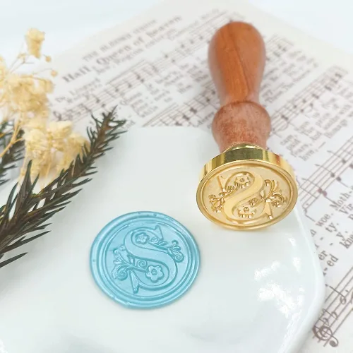Miniatura 7 de Sello de cera con cabeza de latón y mango de madera, sello de letra inicial del alfabeto tradicional medieval, sellos de letras