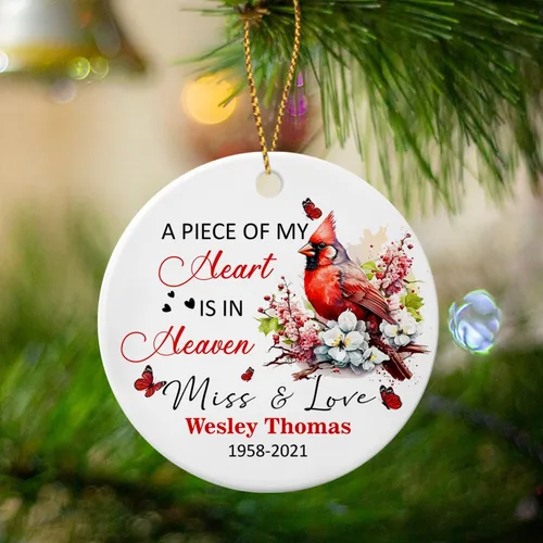 Miniatura 4 de Adorno de cerámica personalizado con texto en inglés "A Piece of My Heart is in Heaven" para Navidad 2026, adorno cardenal rojo conmemorativo