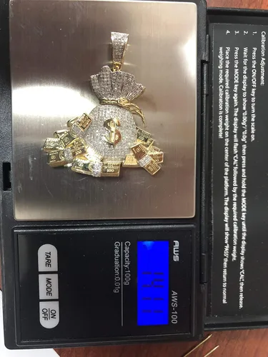 Miniatura 6 de TGDJ Colgante de bolsa de dinero de oro amarillo de 10 quilates, colgante de pilas de 100 dólares para hombres, dije de 1.85 pulgadas, 0.97 quilates