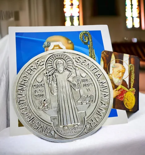 Miniatura 3 de Medalla de cruz de San Benito extra grande de 5 pulgadas, tono plateado vintage para pared o escritorio/Medalla de San Benito Extra Grande en Tono