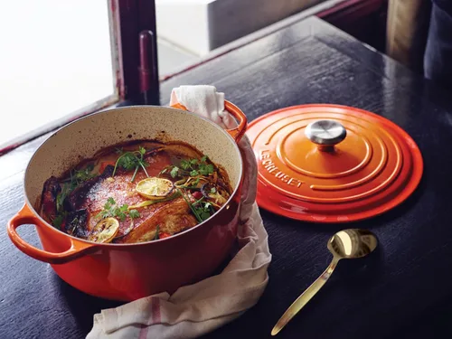 Miniatura 6 de Le Creuset Horno holandés redondo de hierro fundido esmaltado, 2 cuartos de galón, Fuego Llama