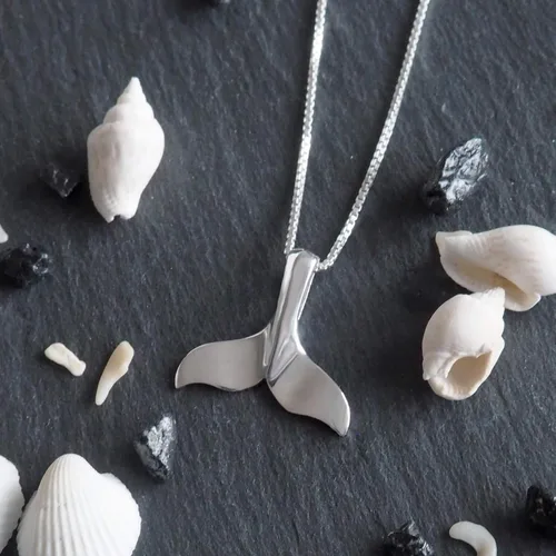 Miniatura 5 de Collar con colgante de cola de ballena lisa de plata esterlina con cadena