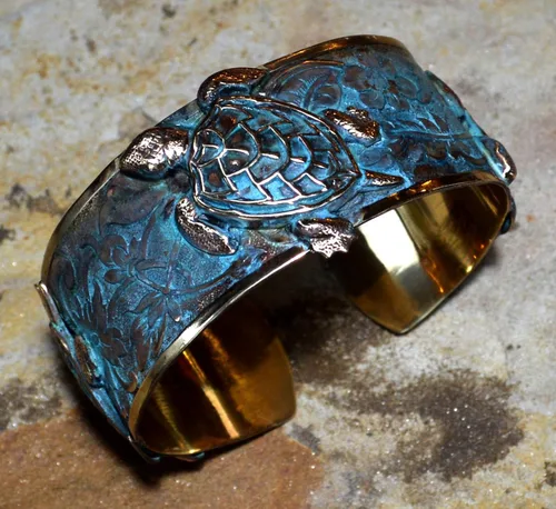 Miniatura 2 de Elaine Coyne Collectible Artwear Pulsera clásica de tortuga marina fabricada en Estados Unidos latón de pátina Verdigris Latón