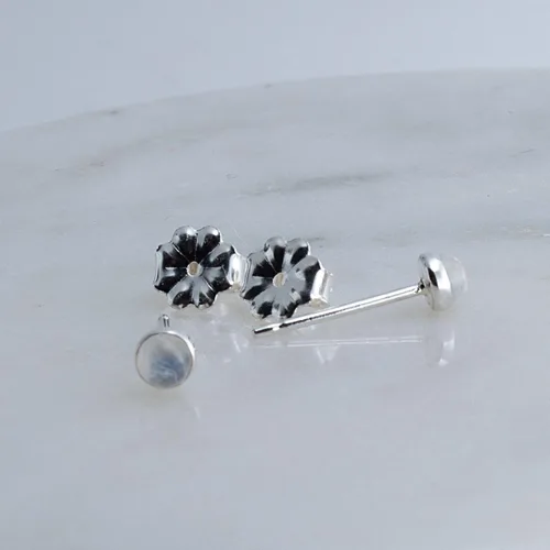 Miniatura 80 de Aretes pequeños de plata de ley para cartílago, tragus, hélix, múltiples piercings hipoalergénicos, piedra natal para mujer, juego de bisel