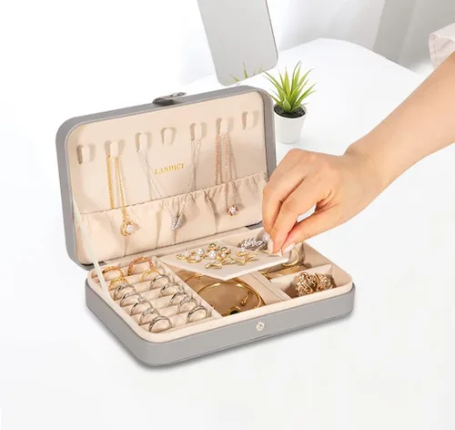 Miniatura 5 de LANDICI - Caja de joyería pequeña para mujeres y niñas, estuche organizador de joyería de viaje de cuero PU, soporte portátil para almacenamiento