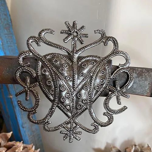 Miniatura 5 de Adorno de corazón hecho a mano de Freda Veve de 4 pulgadas, arte de metal haitiano, diseño de Veve haitiano, ornamento cultural único, arte popular