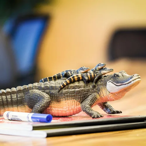 Miniatura 7 de Safari Ltd. Figura de cocodrilo con bebés, figura detallada de plástico de 12 pulgadas, divertido juguete educativo para niños, niñas y niños a