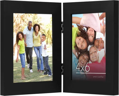 Armazón de fotos con bisagra y frente de vidrio. Fabricado para exhibir dos fotos de 4 x 6 pulgadas, se para de manera vertical en el escritorio o
