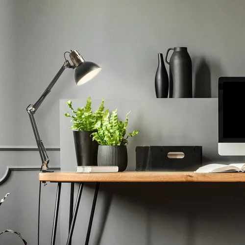 Miniatura 4 de Globe Electric 62000010 Lámpara de escritorio de 32" con múltiples articulaciones con abrazadera metálica, latón mate, acentos blancos, interruptor