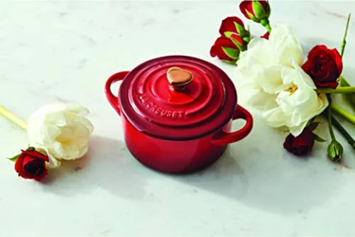 Miniatura 4 de Le Creuset Gres Mini redondo Cocotte, 8oz., Cerise con perilla de corazón dorado
