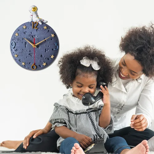 Miniatura 8 de Reloj de pared con temática espacial, reloj de pared con luna de astronauta, reloj silencioso moderno de 12 pulgadas para habitación de niños