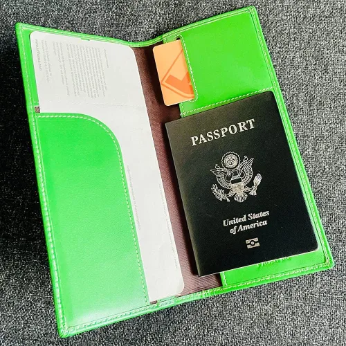 Miniatura 3 de Pacer Go Cartera de viaje larga delgada con bloqueo RFID de cuero genuino, Verde, Minimalista