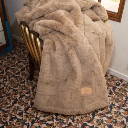 Miniatura 3 de Joy Blankets Manta de Tiro de Piel Sintética – Ultra Suave, Acogedora y Cálida Manta de Lujo – Lavable a Máquina, Regalo de Decoración del Hogar