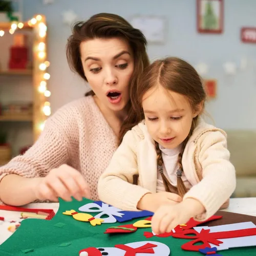 Miniatura 7 de Abakuku Árbol de Navidad de fieltro de bricolaje de 0,9 m para niños con 31 adornos desmontables, decoración navideña para colgar en la pared