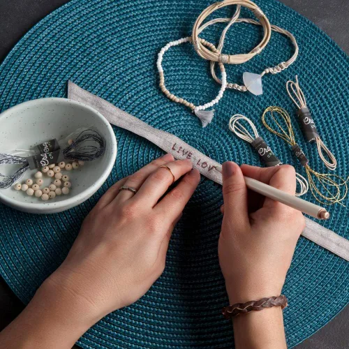 Miniatura 5 de Craft Crush — Caja de pulseras: Tonos neutros — Hace 9 pulseras increíbles — Kits de manualidades — Para mayores de 13 años, pequeño