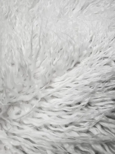 Miniatura 3 de Tela rizada de pelo sintético de alpaca de pelo largo vendido por The Yard (blanco)
