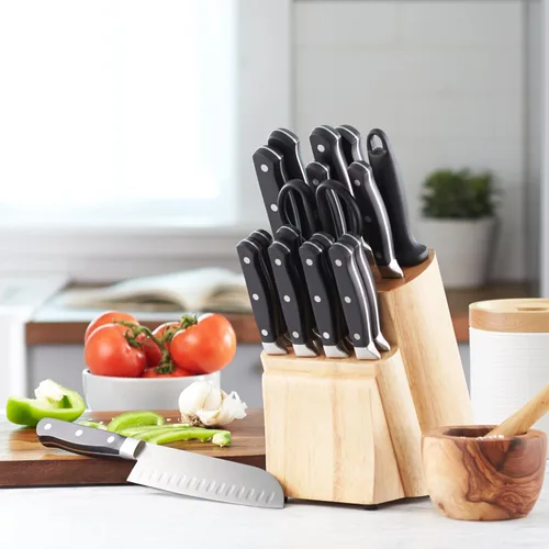 Miniatura 4 de Amazon Basics Juego de 18 piezas de cuchillos de acero inoxidable con alto contenido de carbono premium con bloque de cuchillos de madera de pino