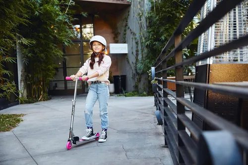 Miniatura 4 de Razor A Patinete para niños - Ligero, plegable, marco de aluminio y manillar ajustable Claro/Negro
