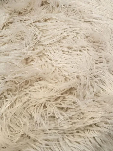 Miniatura 2 de Tela rizada de piel sintética de alpaca de pelo largo vendido por The Yard (crema latte)