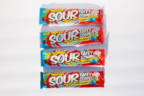 Miniatura 2 de Face Twisters Combo de caramelo agrio de frambuesa azul y cereza 1.4 oz