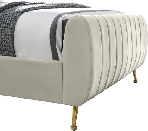 Miniatura 7 de Meridian Furniture Colección moderna Zara Cama tapizada de terciopelo contemporáneo con acolchonamiento de canal profundo y patas doradas a Crema