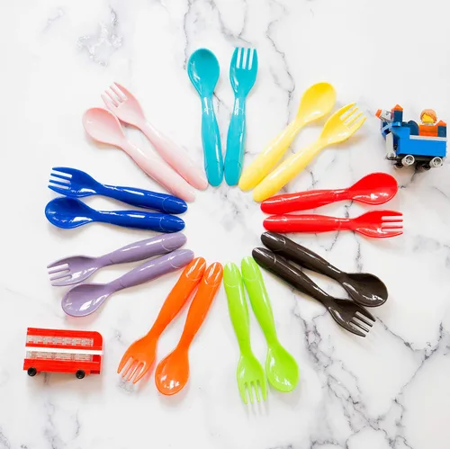 Miniatura 4 de Youngever Juego de 36 utensilios de plástico para niños pequeños, juego de 18 en 9 colores surtidos, tenedores de plástico para niños, cucharas