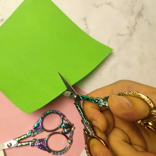 Miniatura 9 de Tijeras pequeñas para bordar con cubierta, asas bonitas y cómodas con puntas resistentes y afiladas para un corte preciso, tamaño perfecto