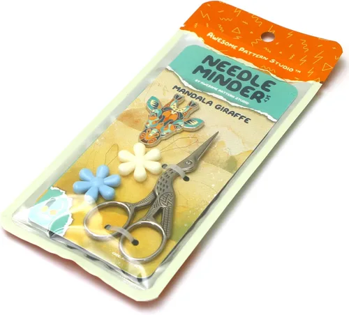 Miniatura 6 de Awesome Pattern Studio Needle Minder Set – Mandala Giraffe Magnetic Needle Minder + 2 enhebradores de aguja + tijeras de grúa. Pin de esmalte