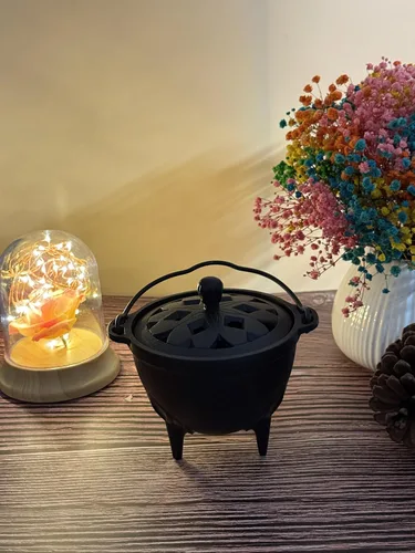 Miniatura 2 de YIMIFLA Quemador de incienso caldero de hierro fundido con tapa Witchcraft de 4.9 pulgadas, perfecto para quemar carbón, resina de incienso, manchas
